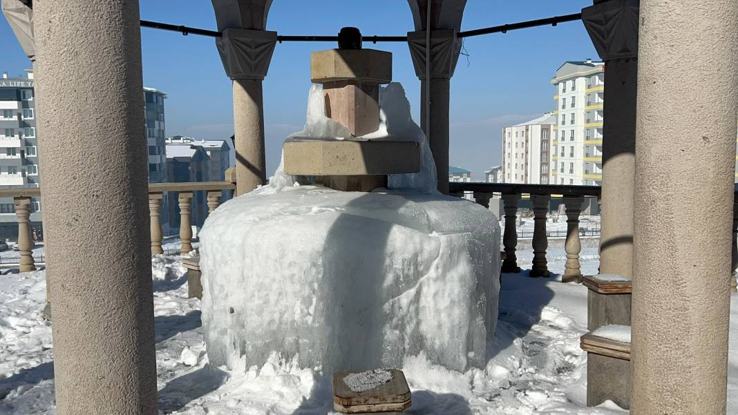 Burası Sibirya değil Erzurum! Eksi 25’i gördü, şadırvanlar buzdan şelaleye döndü - Resim: 6